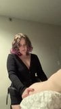 Curvy domme pegs trans sub slampa på hotellet med hennes rem på snapshot 3