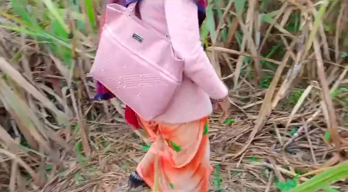 Ganv ki bhabhi ki ganne men chudaee (kutte shaili men choot chudaee vidiyo)