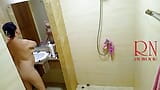 Douche. Voyeur-camera. Naakte Regina Noir onder de douche wast en wrijft met olie. S1 snapshot 5