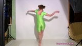 Lena in groene spandex snapshot 2