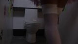 Une black cochonne est la proie d'une baise interraciale brutale dans les toilettes snapshot 1
