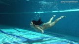 Jessica Lincoln wordt geil en naakt in het zwembad snapshot 2