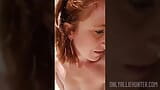 플래닛 피트니스 샤워실에서 딜도로 후장과 털이 무성한 보지를 따먹는 빨간 머리 엄마 snapshot 14