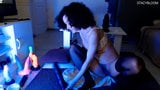 Une brune sexuelle chevauche un gode et se fait squirter avec un vibromasseur snapshot 10