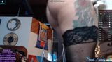 Milf tatuada con enormes tetas y culo montando su juguete snapshot 6