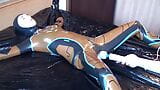 Latex, Danielle wird am Bett befestigt und mit dem Massage-Vibrator masturbiert. Komplettes Video snapshot 11