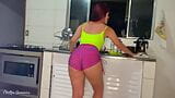 Mucama caliente en pantalones cortos muy cortos snapshot 3