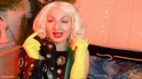 Сексуальная блондинка-милфа - блоггер Arya - соблазняется домашними перчатками в желтом латексе (фетиш) snapshot 3
