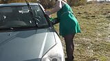 Une belle MILF blonde sexy lave sa voiture dehors sur la berge de la rivière sans culotte et soutien-gorge sous la robe. pas de culotte en public snapshot 16