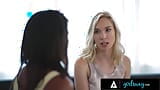 Girlsway - la mia ragazza ebano calda ed io abbiamo cercato di non farmi beccare mentre scopavo al tavolo da pranzo snapshot 3