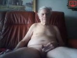 Abuelo masturbándose snapshot 9