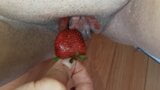 Drei Freundinnen kommen von Erdbeeren - Lesbian-Candy snapshot 8