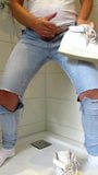 Mear y masturbarse en mis jeans ajustados y nike afos snapshot 7