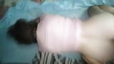В видео от первого лица, я поднимаю розовое платье моей подруги и вставлю его в нее snapshot 6