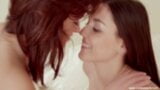 Schöne lesbische Liebhaberinnen küssen und fühlen ihre Muschi snapshot 11
