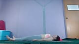 Yoga débutant en direct - une latina exhibe ses gros seins snapshot 2