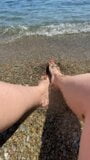 Amateur al aire libre mostrando los pies snapshot 3