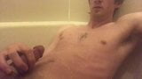 Twink pis en klaarkomt onder de douche snapshot 6