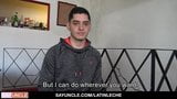 Băiatul latino acceptă bani pentru a călări pula mare a unui străin snapshot 4