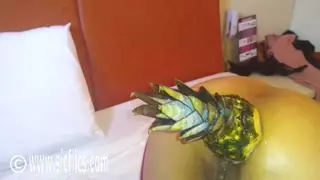 Олар тобырдағы бір қызды трахает және оның письки ішіне сперму.