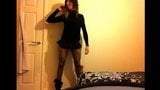 Transexual mostrando piernas de nylon y pantalones cortos sueltos snapshot 4