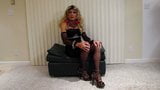 Tgirl Cortney stellt sich vor - blonde Transe in Schwarz snapshot 6