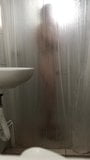 Ragazzo nudo che fa la doccia snapshot 11
