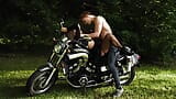Eine erstaunliche merida, die auf einem Motorrad im freien sitzt, für alle zu sehen snapshot 10