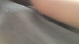 Une petite amie sans soutien-gorge montre des tétons sexy, tétons snapshot 4