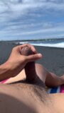 Masturbando meu pau na praia de areia preta snapshot 9
