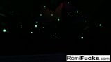 Romi gioca con una palla da discoteca prima di riempirsi, giocando con la sua figa snapshot 9