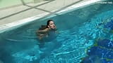 Ragazza grassa Puzan Bruhova piacere del nuoto snapshot 16