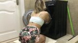 Une demi-sœur coincée dans la machine à laver sans culotte snapshot 1