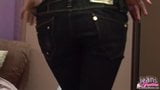 Piccola signorina adolescente che scivola fuori dai suoi jeans attillati snapshot 16