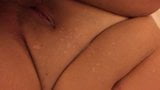 Femeie mare și țâțoasă are parte de ejaculare cu pulă neagră pe stomac snapshot 9