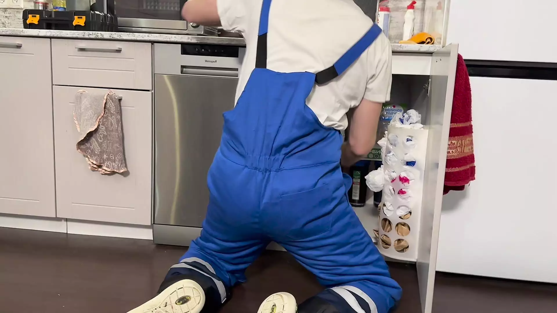 Called a plumber, but could not help but suck him - 457