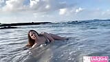 Caliente esposa amateur vagando desnuda en playa en video real snapshot 4