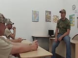 Calda ragazza bionda scopa un gruppo di ragazzi duri in classe snapshot 2