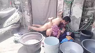 बाथरूम में कपड़े धोते समय चुदाई | xHamster