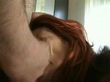 Une rousse mature en talons aiguilles reçoit un gros facial par son mari. snapshot 4