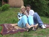 Outdoor-Knall-Blondine im Freien in alle ihre Löcher snapshot 3