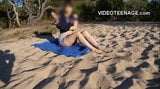 Naakt tienermeisje op het strand snapshot 2