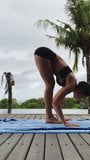 Alexis Ren doet yoga buitenshuis snapshot 3