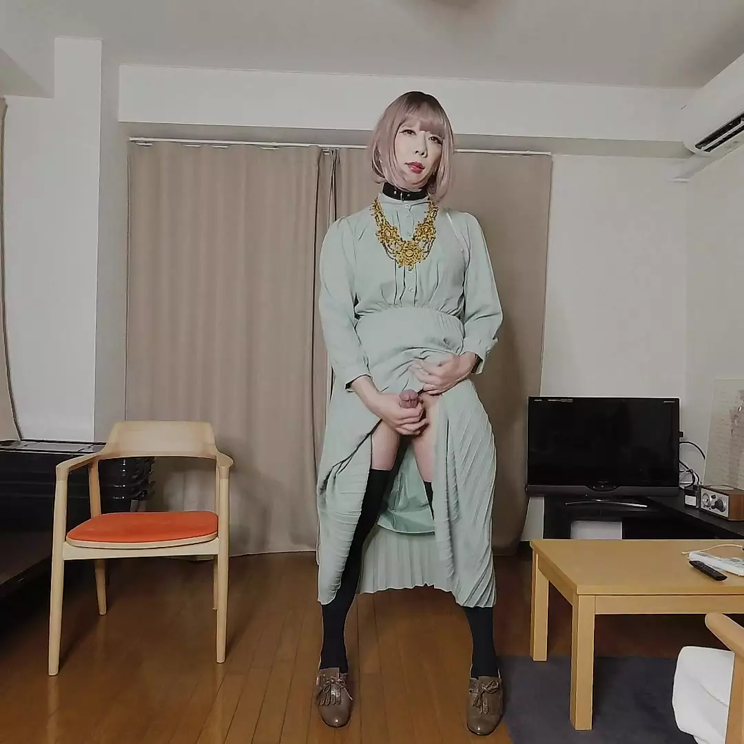 Japanerin, Crossdresser, kommt ab, wenn sie von Genitalien erregt wird, die von langem Kleid berührt werden.