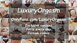 Masturbándose el coño de una hermosa chica con un gran culo y pechos - luxuryorgasm snapshot 1