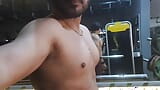 Un homme sexy s’entraîne à la salle de sport snapshot 2