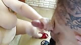 Schoonmoeder zuigt aan mijn lul en krijgt sperma op haar tong snapshot 14