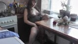 Milf solo. spuiten. 's Ochtends in de keuken drinkt sexy milf koffie, masturbeert een nat poesje, krijgt een sterk orgasme en spuit snapshot 4