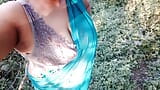 Sexy caliente india girl21 bhabhi está sola y cumple su deseo de sexo revelando sus tetas y coño en el bosque. snapshot 12