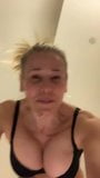 Chelsea handler en sujetador hablando de lo grandes que son sus tetas snapshot 1